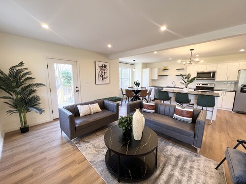 Spacious 5-bedroom townhome with WiFi and AC in charming Bloomfield