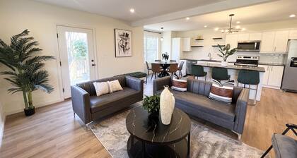 Spacious 5-bedroom townhome with WiFi and AC in charming Bloomfield