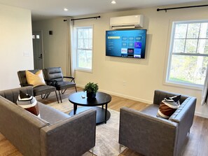 Smart TV - Spacious 5-bedroom townhome with WiFi and AC in charming Bloomfield (Bloomfield)