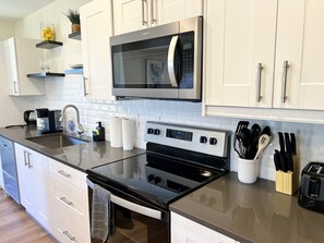 Fridge, microwave, oven, stovetop - Spacious 5-bedroom townhome with WiFi and AC in charming Bloomfield (Bloomfield)
