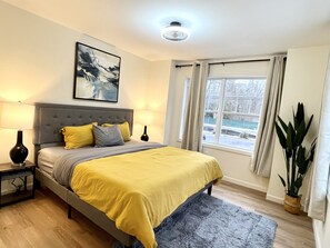 5 bedrooms, iron/ironing board, free WiFi, bed sheets - Spacious 5-bedroom townhome with WiFi and AC in charming Bloomfield (Bloomfield)