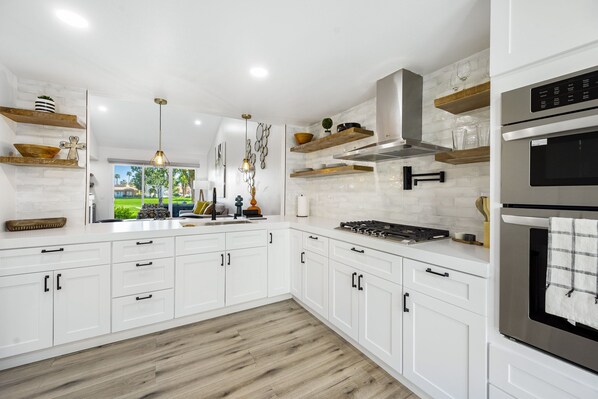 Refrigerador, microondas, horno y parrilla de estufa