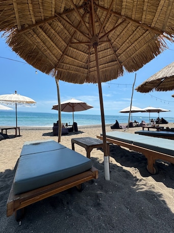 En la playa. Villa Flora - Seseh Area