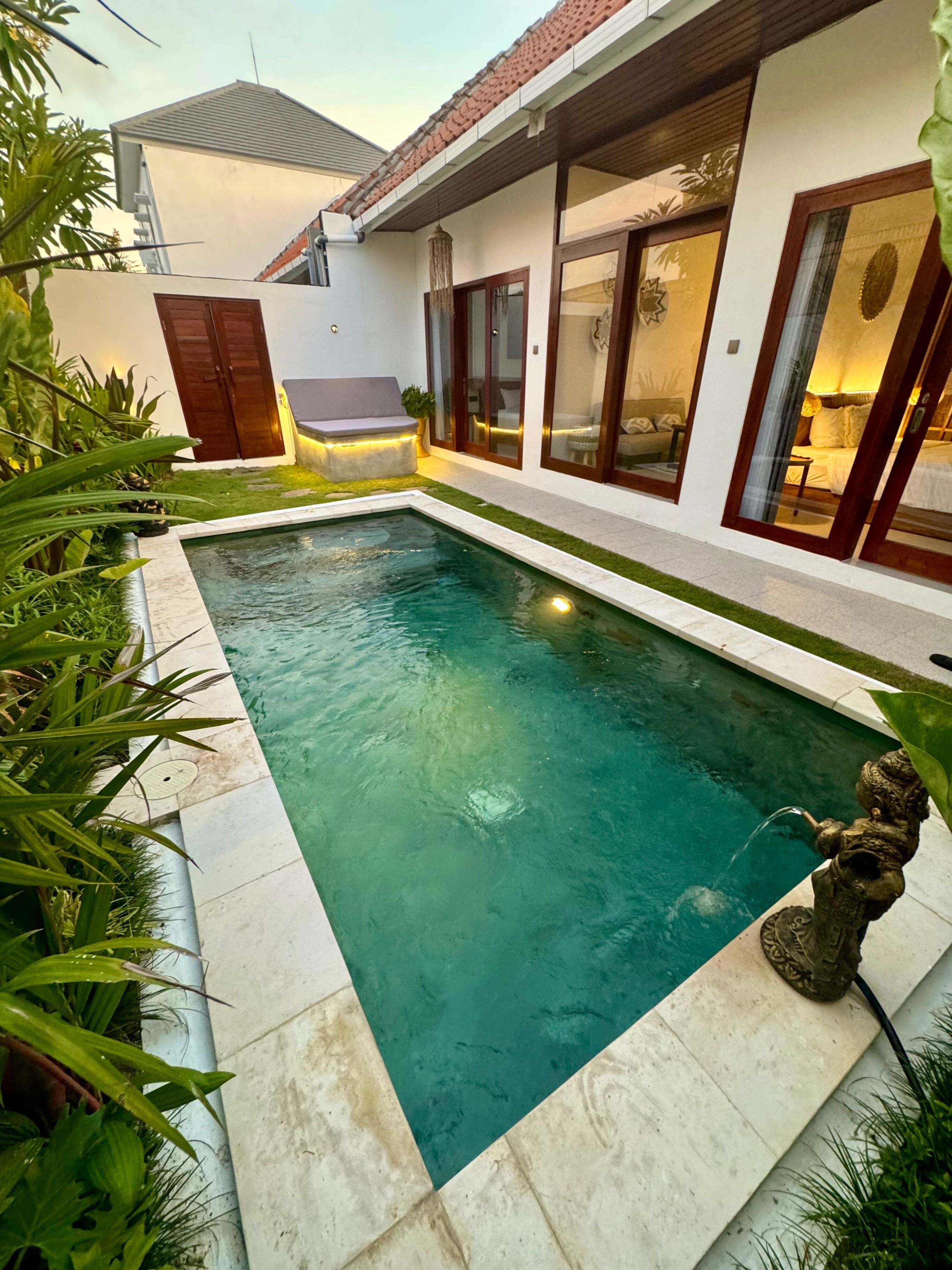 สระว่ายน้ำกลางแจ้ง