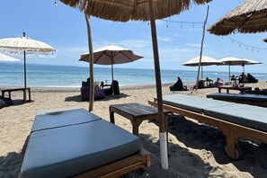 På stranden
