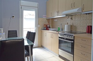 Apartment | Private kitchen - Egnatia Central Spacious 3 Bd Apt (Thessaloniki)