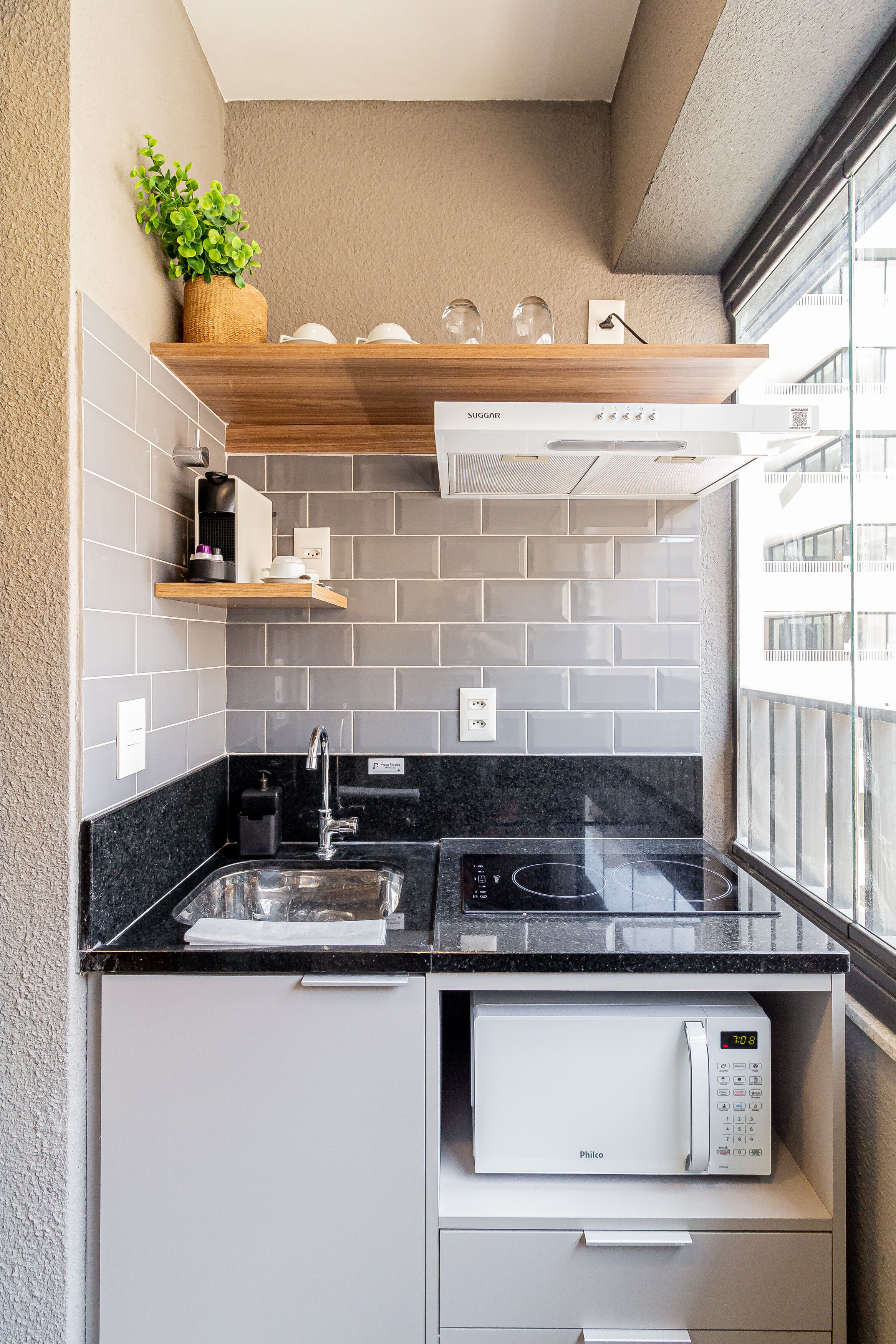 Studio Casal | Cozinha privada | Geladeira, micro-ondas, cooktop, talheres/pratos/utensílios de cozinha