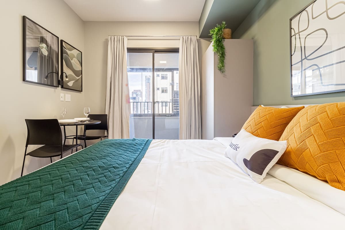 Hypo-allergenic bedding, individually decorated, desk, free WiFi