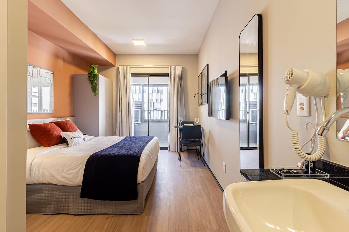 Hypo-allergenic bedding, individually decorated, desk, free WiFi