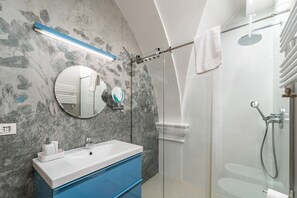 Apartemen Klasik | Kamar mandi | Pengering rambut dan handuk