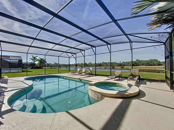 A heated pool - Tranquil Lake - Private Pool & Spa / Free BBQ Grill (Davenport)