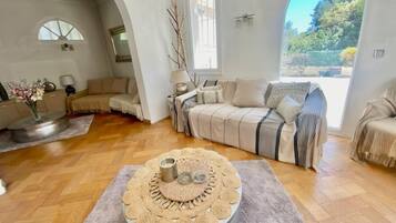 Smart TV, table tennis