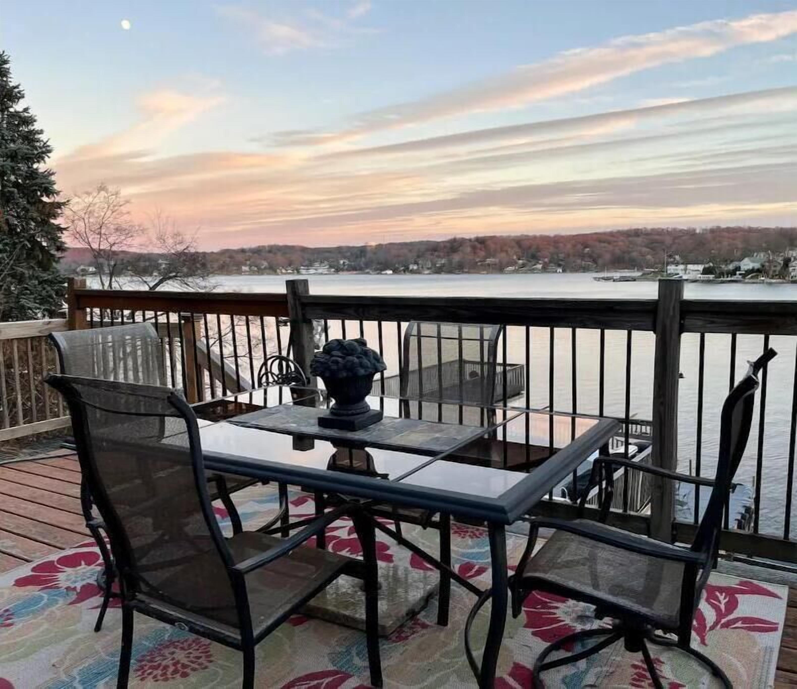 C’est La Vie Lakeview 1br with dock access!