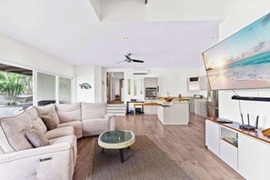 Een televisie en een kantoor