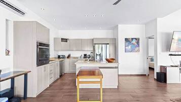 Réfrigérateur, micro-ondes, four, plaque de cuisson