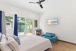 4 slaapkamers, een bureau, een strijkplank/strijkijzer, reisbedje