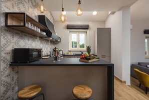 Kühlschrank, Mikrowelle, Ofen, Geschirrspüler