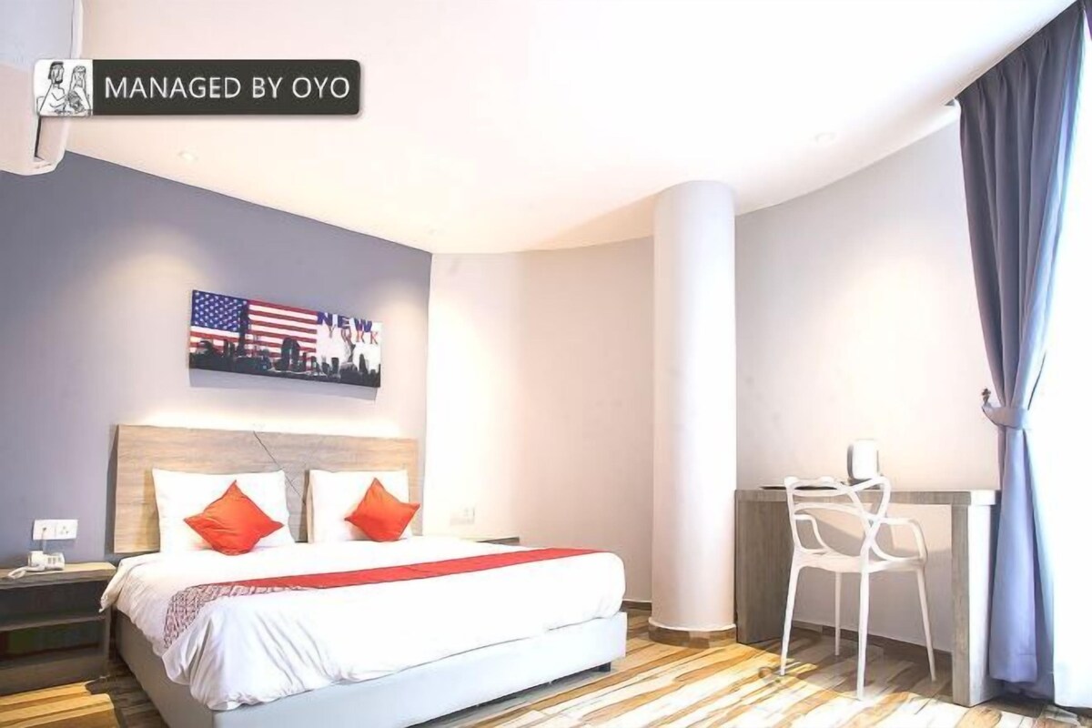Desk, laptop workspace, WiFi (free), bed sheets
