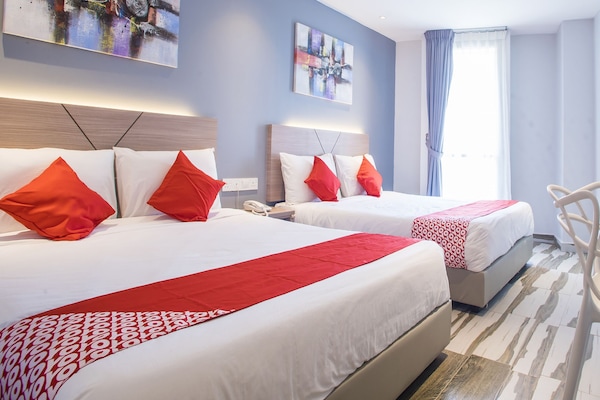 Family Suite | Desk, laptop workspace, free WiFi, bed sheets