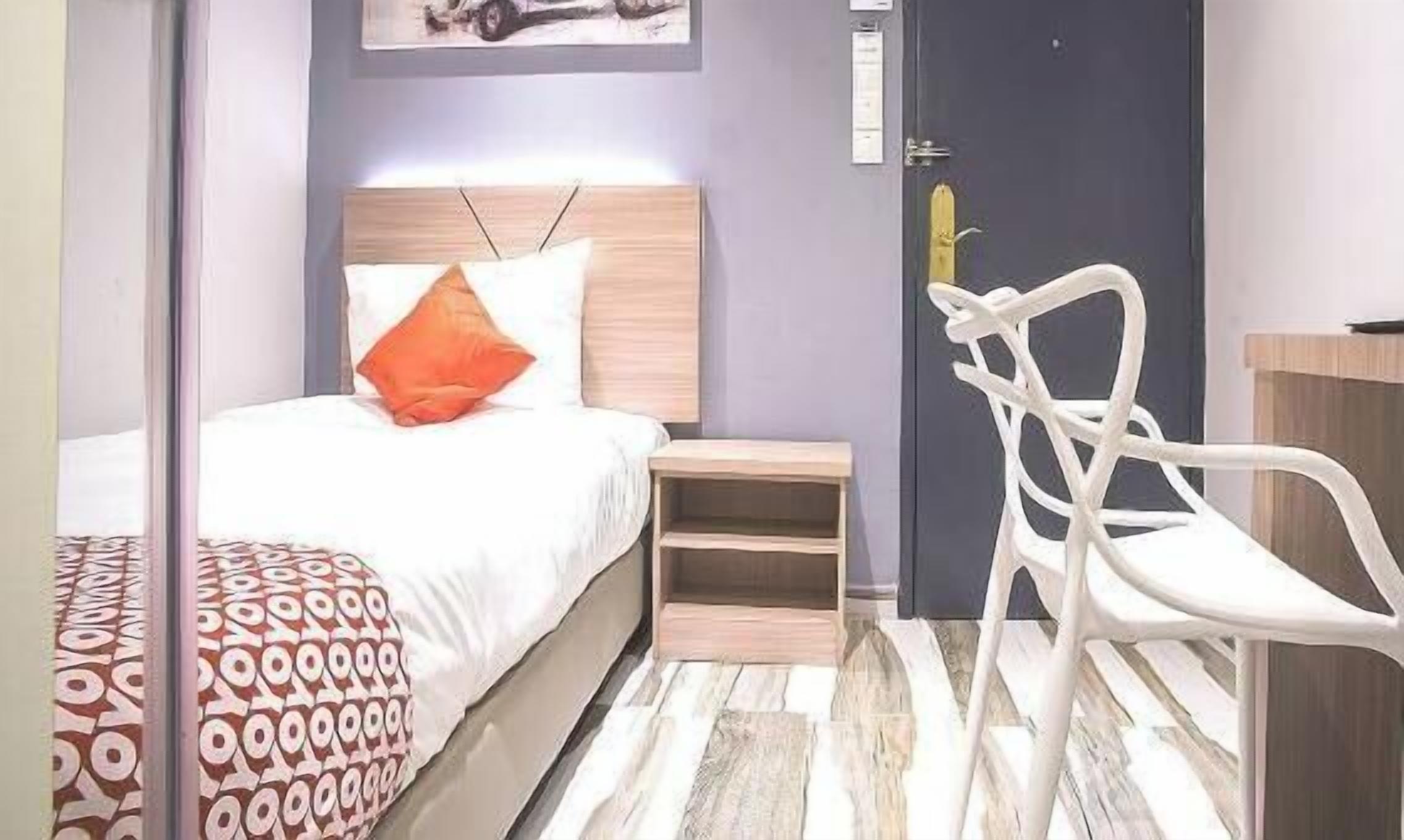 Escritorio, espacio para trabajar con laptop y wifi gratis 