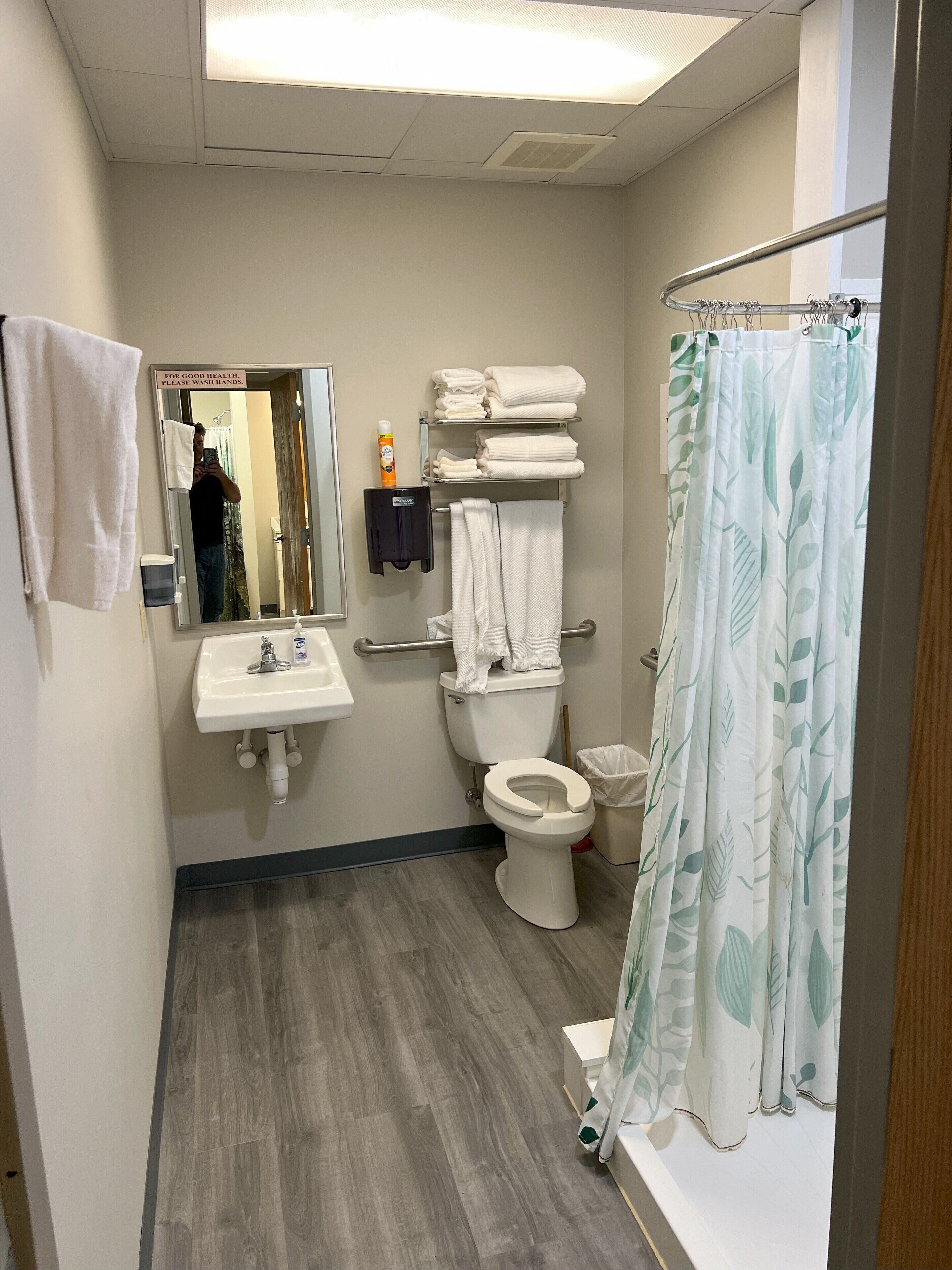 Douche, serviettes fournies, papier toilette