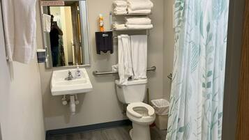 Douche, serviettes fournies, papier toilette