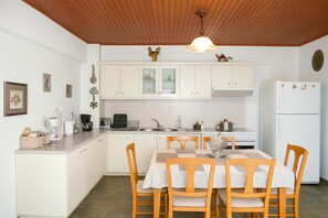 Apartamento, 2 quartos, varanda, vista para o jardim | Sala de jantar