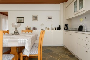 Apartment, 2 Bedrooms, Patio, Garden View | Dining room