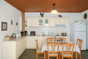 Apartment, 2 Bedrooms, Patio, Garden View | Dining room