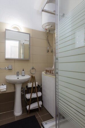 Departamento urbano | Baño | Regadera, amenidades de baño gratuitas, secadora de cabello, toallas 