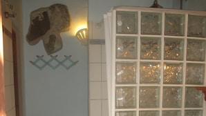 Een douche, handdoeken, toiletpapier