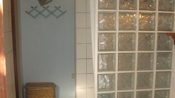 Douche, serviettes fournies, papier toilette