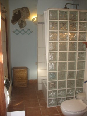 Douche, serviettes fournies, papier toilette