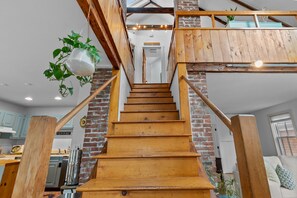 Interior - Two-bedroom, two bath vacation rental in Newport w/ parking. Blocks from water (Newport)