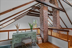 Interior - Two-bedroom, two bath vacation rental in Newport w/ parking. Blocks from water (Newport)