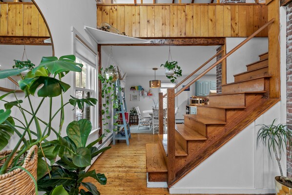 Interior - Two-bedroom, two bath vacation rental in Newport w/ parking. Blocks from water (Newport)