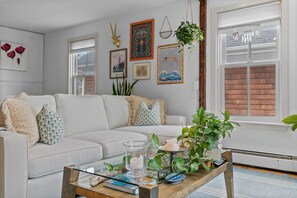 TV - Two-bedroom, two bath vacation rental in Newport w/ parking. Blocks from water (Newport)