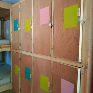 A set of wooden lockers with colorful sticky notes attached to them. - HOSTAL LEDEZTRUS (San Pedro Pochutla)