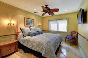 2 bedrooms, iron/ironing board, free WiFi, bed sheets - Ultimate Beachfront Retreat: Makena Surf E204 - Prime Location & Amazing Views! (Makena, Maui)