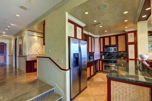 Coffee/tea maker, fridge, microwave, oven - Ultimate Beachfront Retreat: Makena Surf E204 - Prime Location & Amazing Views! (Makena, Maui)