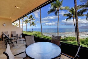 Outdoor dining - Ultimate Beachfront Retreat: Makena Surf E204 - Prime Location & Amazing Views! (Makena, Maui)