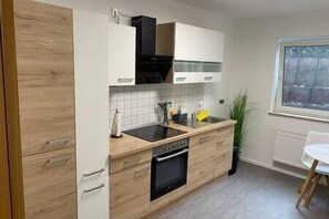 Réfrigérateur, four à micro-ondes, un four, surface de cuisson