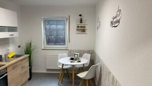 A small, modern kitchen with a dining area. - Apartment in the countryside near Koblenz, Apartment im Grünen bei Koblenz (Vallendar)