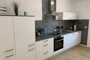 Kjøleskap, mikrobølgeovn, ovn og kokeplater