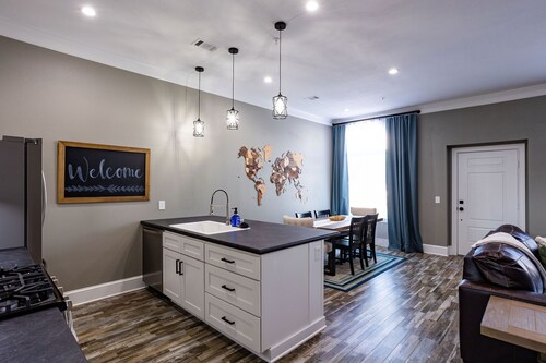 Historic 2-bedroom apartment with WiFi, AC in charming Batesville