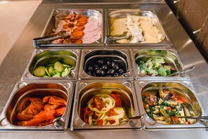 Petit déjeuner buffet servi tous les jours en supplément