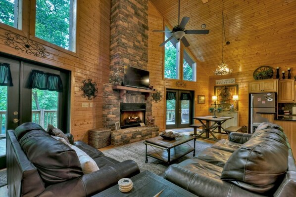 TV, fireplace - Escape to Tranquility: Sleepy Hollow Cabin Retreat (Ellijay)