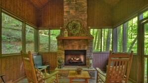 Interior - Escape to Tranquility: Sleepy Hollow Cabin Retreat (Ellijay)