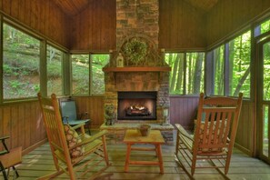 Interior - Escape to Tranquility: Sleepy Hollow Cabin Retreat (Ellijay)