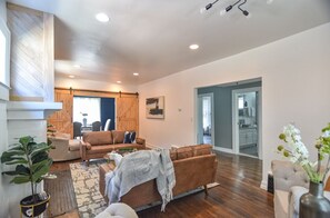 Living area - Cozy Comfy 3 Bedroom Home (Detroit)